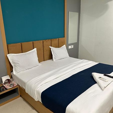 Hotel Sky Palace Adajan Surat Exterior photo