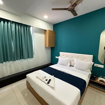 Hotel Sky Palace Adajan Surat Exterior photo