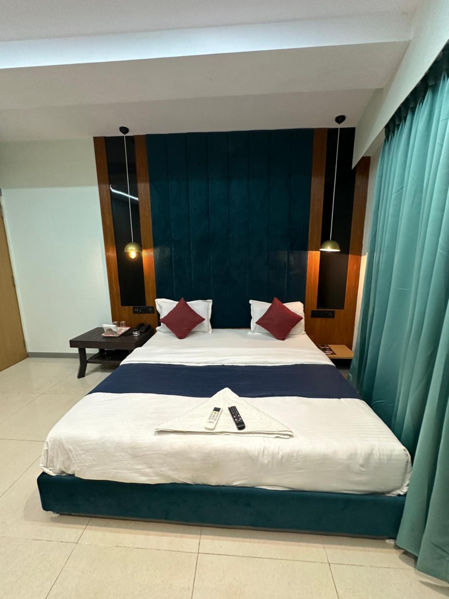Hotel Sky Palace Adajan Surat Exterior photo