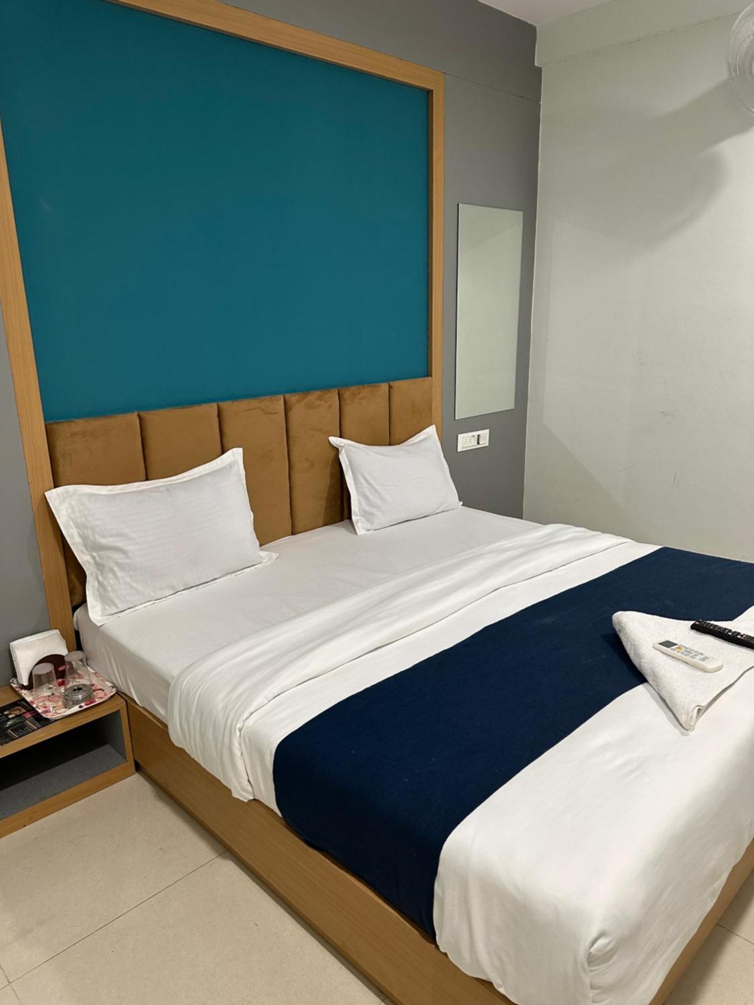 Hotel Sky Palace Adajan Surat Exterior photo