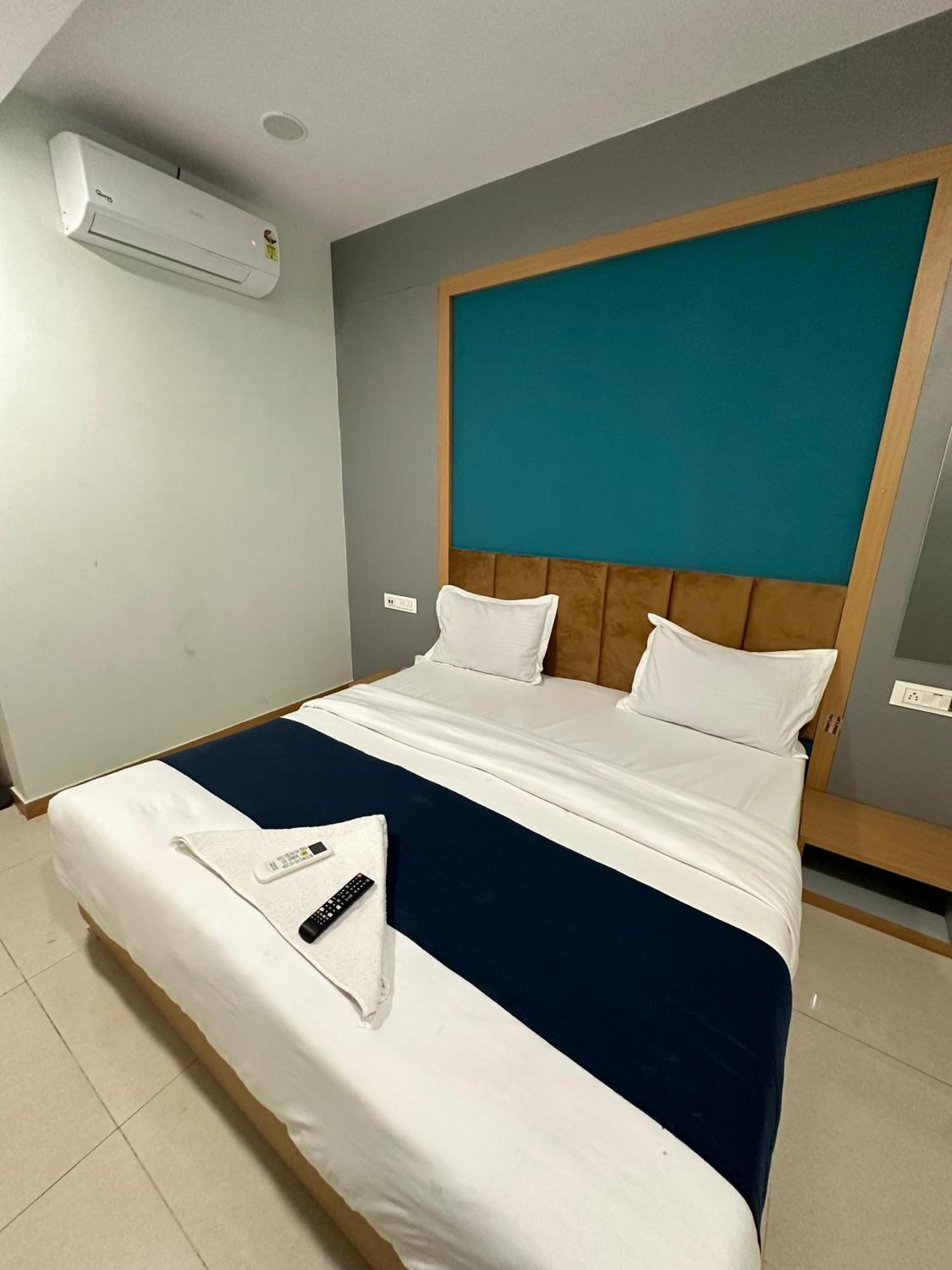 Hotel Sky Palace Adajan Surat Room photo