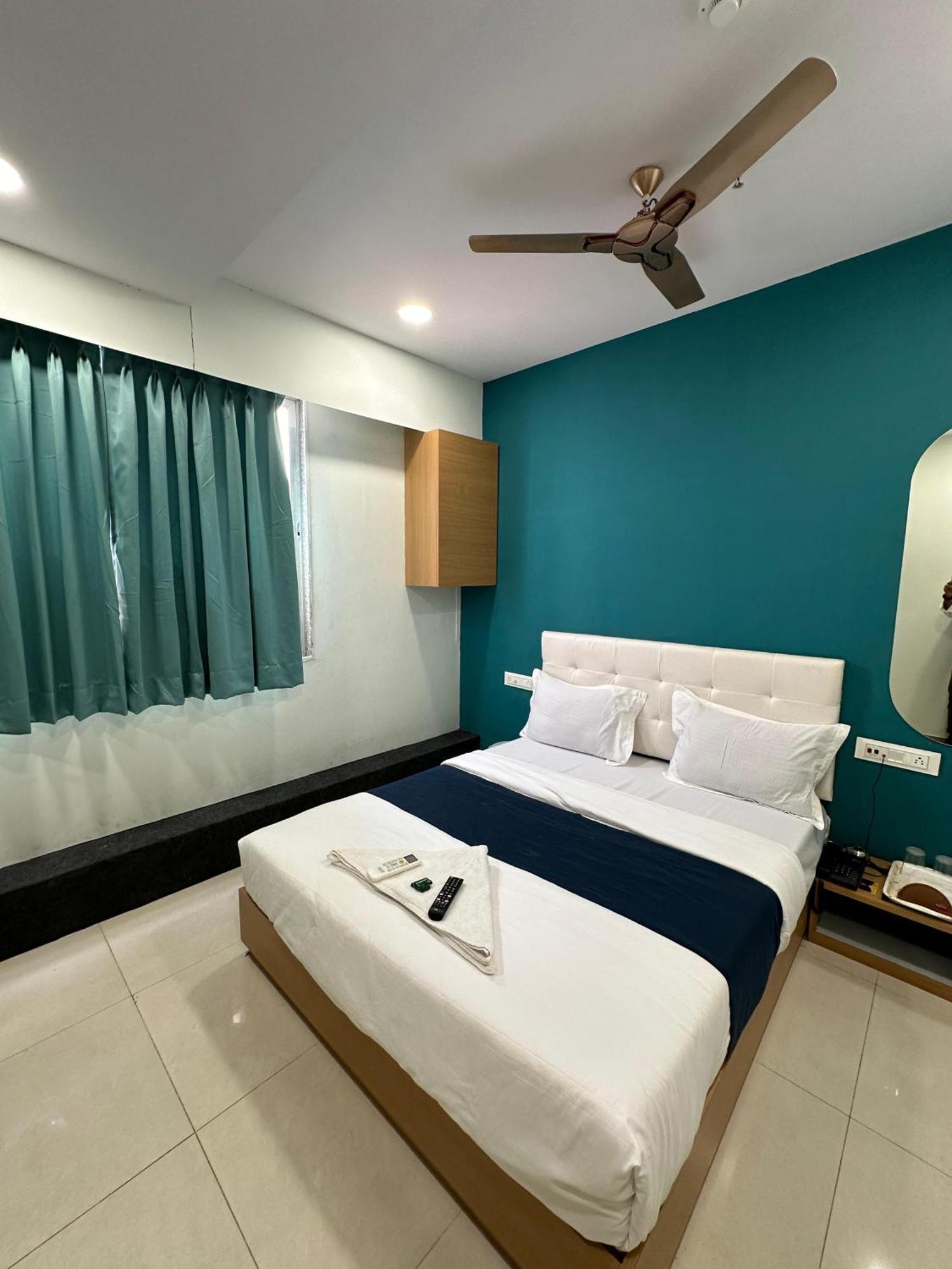 Hotel Sky Palace Adajan Surat Room photo